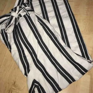  - Bra byxor till sommaren då jag bara använt än gång kommer inte till nån användning skön tyg! Köpt för 500kr från hm