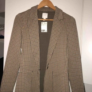  - Helt ny blazer/kavaj. Prislappen kvar. Storlek XS, väldigt fin passform och elastiskt tyg som är bekvämt att bära. 