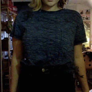  - t-shirt med ficka på framsidan, storlek S, färg blå jag är en storlek medium köpt från Carlings. frakt 30