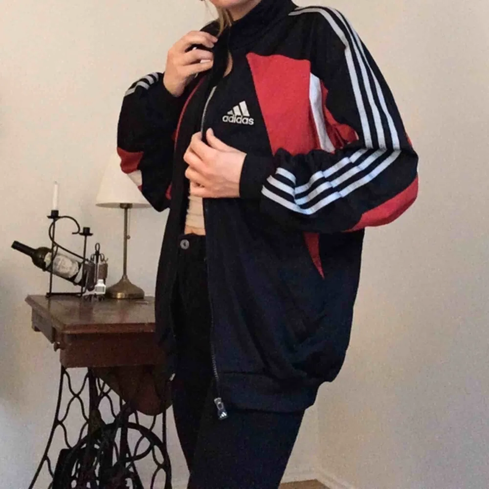 Skitcool Adidas-jacka köpt på humana för några år sedan. 🍂300:- + 50:- Frakt🍂 Jag är 170 cm och har strl S som referens.. Jackor.