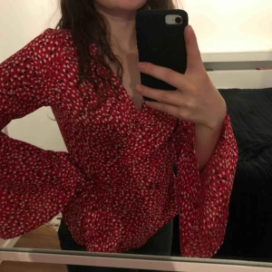  - Topp i omlott köpt genom NAKD, märket är Rut & Circle:))