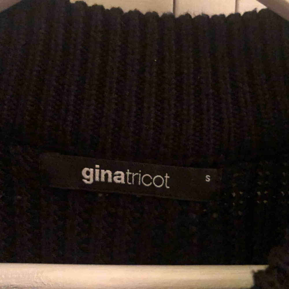 Stickad tröja från Gina Tricot storlek S. Väldigt mysig såhär till höst💓 frakten ingår. Stickat.