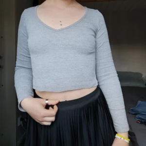 Ribbad grå croptop - Superfin grå långärmad croptop från TopShop. Köpt för flera år sedan men sparsamt använd. Strl 36/S Priset är inkl. Frakt! ✌🏻 Har du några frågor är du välkommen att höra av dig. Samfraktar självklart! 