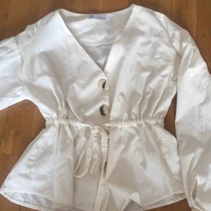  - Fin blus i mocka material. Sparsamt använd.  Den är i xs men är väldigt stor för att den ska sitta baggy så den passar s-m. 