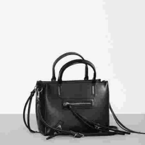  - Säljer den svarta zip väskan som fanns på nelly men nu är slutsåld. Hittade inga bättre bilder tyvärr, men min är oanvänd. 