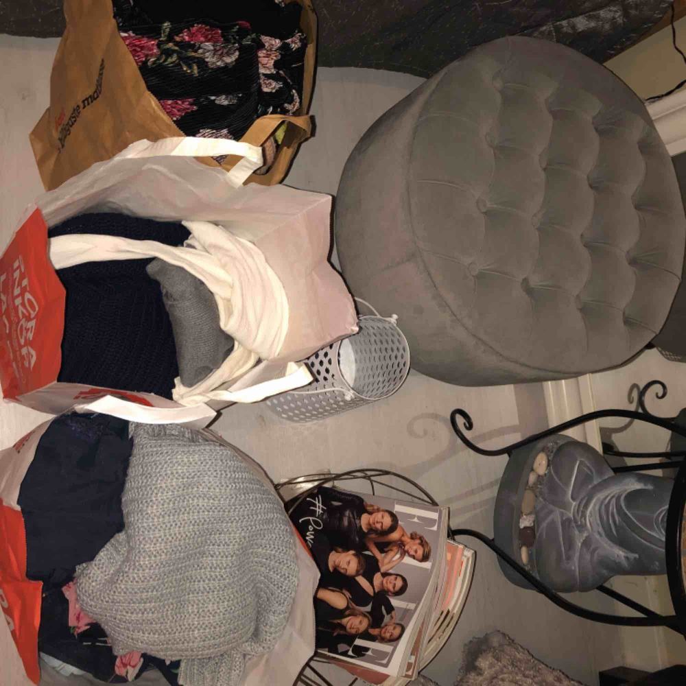 2 och 1/2 fyllda kassar med massor av kläder. Det var dags för en rensning i garderoben och det blev en hel del fina kläder jag inte har användning för! 2 Levis shorts, 2 jeans, 2 kjolar, ett blommigt sett med byxa och tröja, flera toppar och tjocktröjor. Blusar.