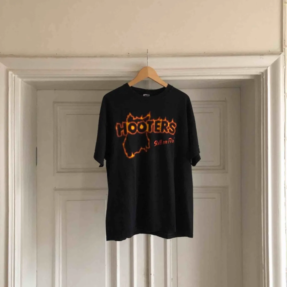Snyggt urtvättad T-shirt från Hooters. Kan hämtas i Uppsala eller skickas mot fraktkostnad . T-shirts.