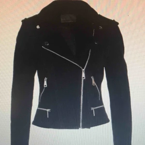  - En svart mocka jacka för bara 800( priset kan sänkas), använd 1 gång.