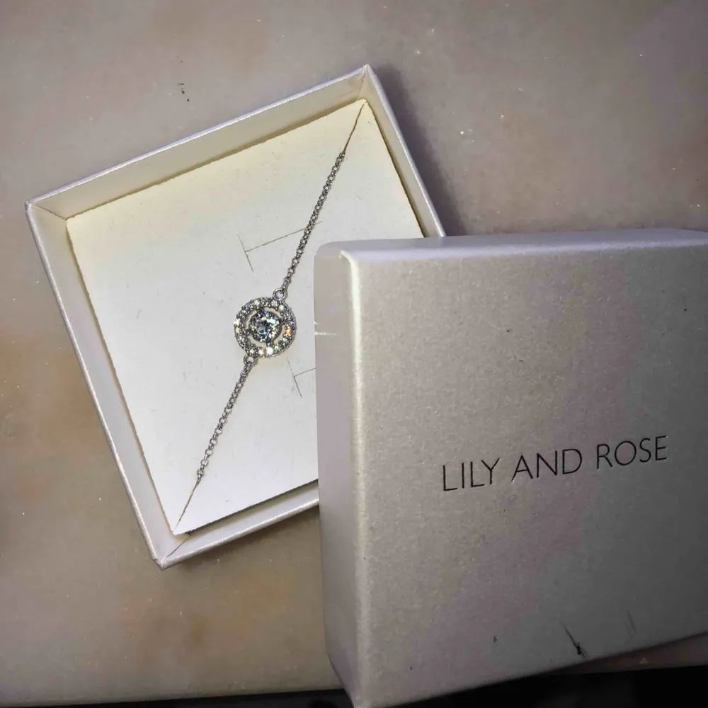 Superfint Lily and Rose armband! Armbandet är i nyskick✨ Köparen står för frakten på 9kr🥰. Accessoarer.