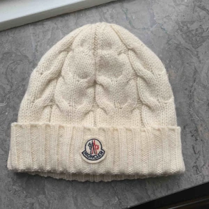 Moncler mössa  - Moncler mössa i storlek XS dam från 2016. Säljer för den är någon cm för liten i omkretsen, ca 47 cm omkrets ska huvudet vara som mest för att den ska passa bra.