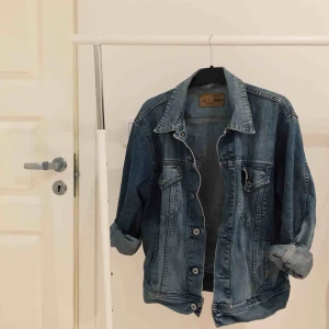  - snygg jeansjacka, storlek medium/large 