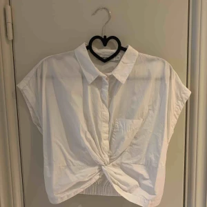  - Blus från Carin Wester. Skrynklig men använd endast en gång så i gott skick!