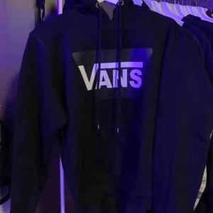  - Vans hoodie som aldrig e använd. Ej äkta därför ett billigare pris. 150 kr inkl frakt🥰
