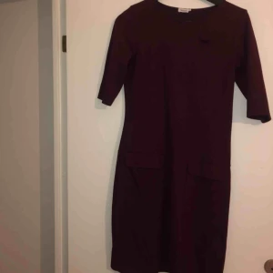  - Oooootroligt fin Filippa K klänning i storlek S! Säljes pga använder aldrig, så känns sorgligt att den bara ska hänga i min garderob. Köp den och ge den det liv den förtjänar!!! Möts upp i Stockholm, annars står köparen för frakten.