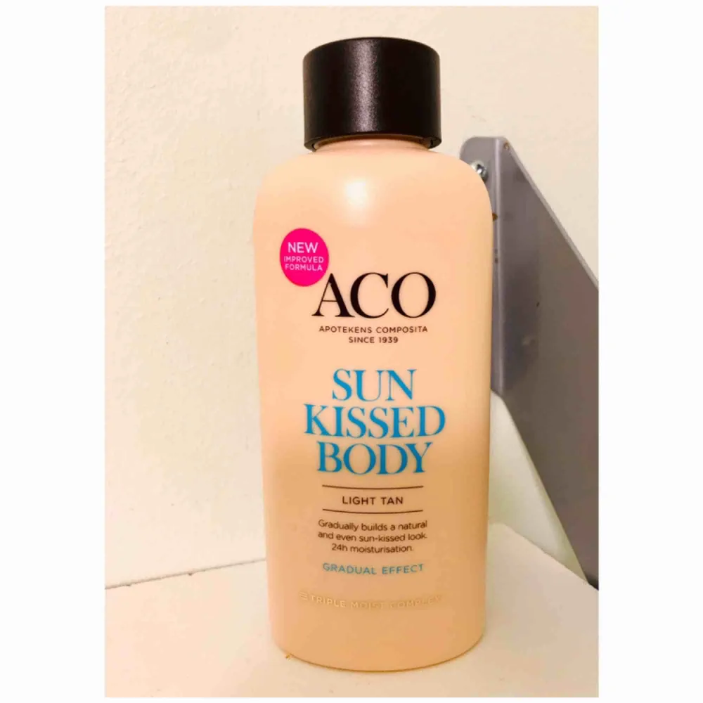 ACO Sunkissed Bodylotion  En mild parfymerad lotion med god doft, som återfuktar & ger en naturligt solkysst resultat. Såklart är produkten oanvänd..  Butikspris: 99:-. Övrigt.