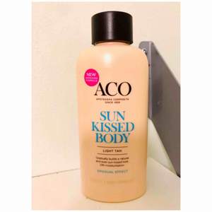 ACO Sunkissed Bodylotion  En mild parfymerad lotion med god doft, som återfuktar & ger en naturligt solkysst resultat. Såklart är produkten oanvänd..  Butikspris: 99:-