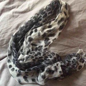  -  Tunn fin sjal.pris kan diskuteras 