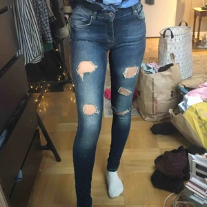  - thighta å sköna Jeans i storlek 34! 120 kr inklusive frakt💓 sitter väldigt bra där bak 