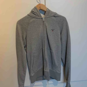  - Gant hoodie köpt för 1 år sedan använt några gånger har inga skador.