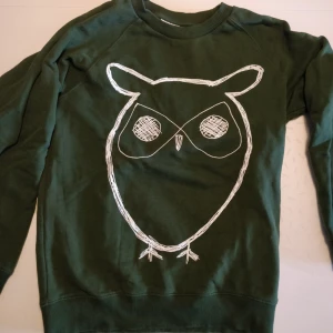  - Grön tröja från Knowledge Cotton Apparel strl M. Sparsamt använd.