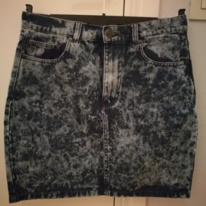  - Jeanskjol i mycket fint skick från Monki.  Storlek M