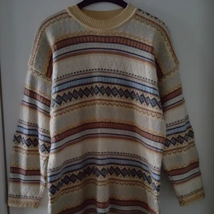  - Vintage gul stickad, lite längre tröja. Står ej storlek men skulle säga ca som M. Fraktkostnaden blir 89kr.