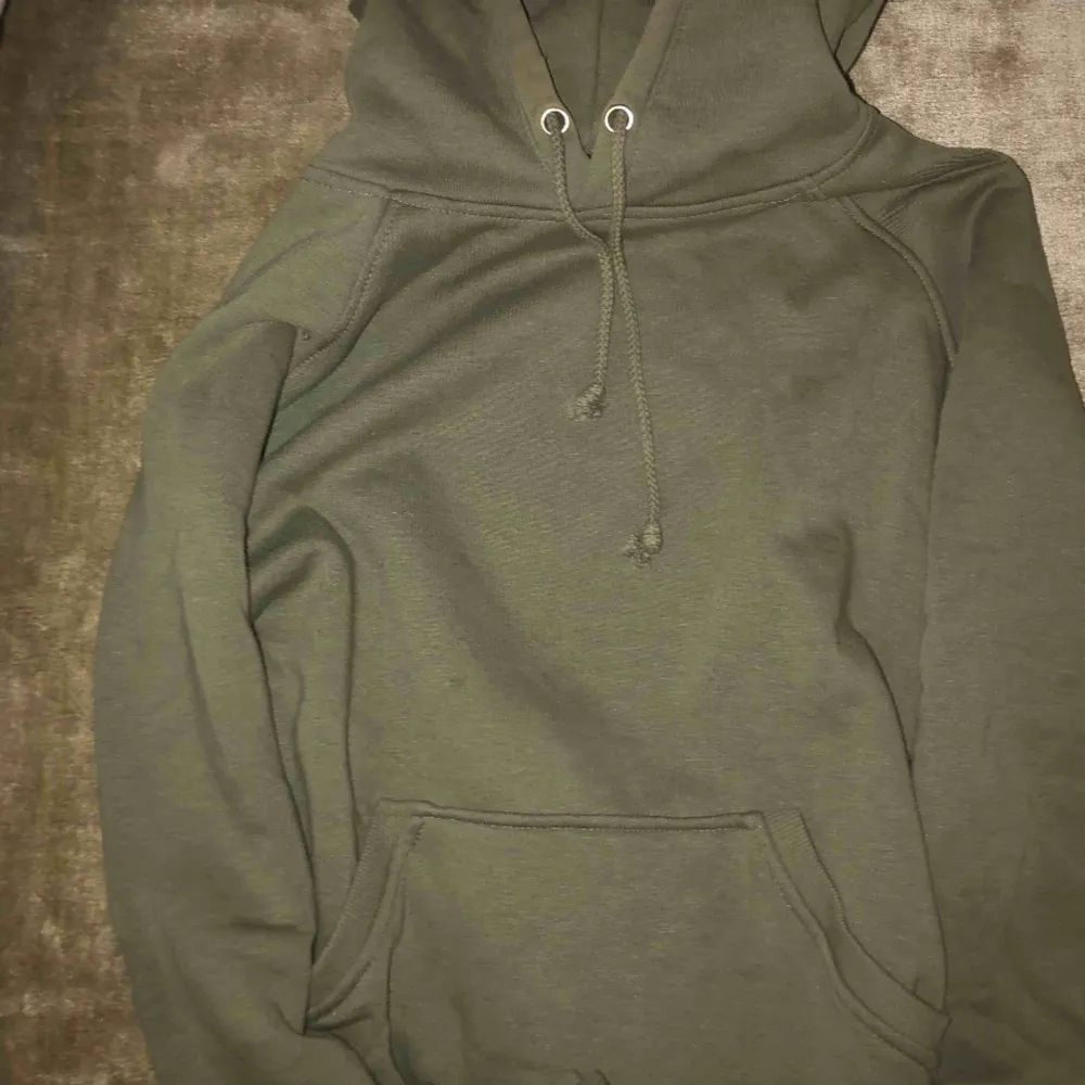 en superfin mjuk hoodie från bikbok i typ en militärgrön färg!! jätteskön (stor i storleken) kan mötas upp i Sthlm!!💗. Hoodies.