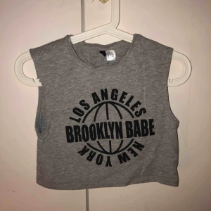  - Grå Tanktop liknande. Plagget är strl M men är croped och sitter som XS enligt mig som vanligtvis har xs, bra till träning! Du står själv för frakt