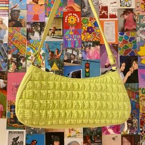 Grön baugetväska - En gröngul baugetväska helt oöppnad (inte den på bilden såklart) Säljer då jag råkade beställa två :) budgivning i kommentarerna + privat. Kan mötas upp eller fraktas (jag står inte för frakt) 