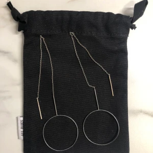 Örhängen Maria Black  - Otroliga örhängen från Maria Black i svärtat/oxiderat silver. Pris: 700kr. 