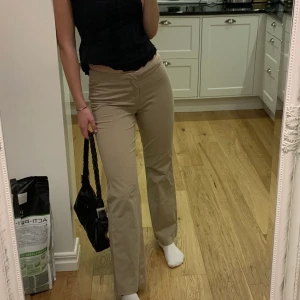 Beiga vintage kostymbyxor  - Strl 40 men vintage så sitter som en 36a, jag är 176 lång. Märke mexx