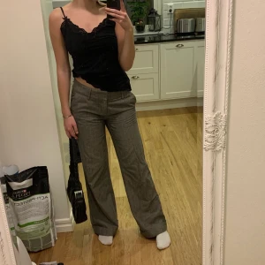 Snygga vintage kostymbyxor  - Så snygga!! Grå o oversized på mig som är 176 lång o ofta bär strl 36 i byxor. Strl 38 från 365 sunshine. Högsta bud 150kr  
