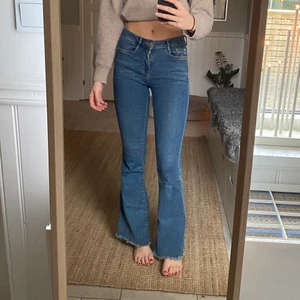 Bootcut jeans storlek 34 - Skit coola bootcut jeans i storlek 34 från mango! En sån skärpflärp som har gått sönder på högersida annars inga problem, frakt tillkommer:)) 