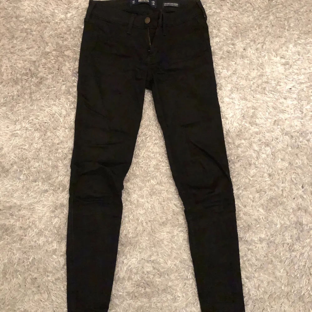 Tajta svarta jeans från hollister. W24 L26. Passar för en lite kortare person. Lågmidjade. Köpare står för frakt. Nypris 600kr. Sparsamt använda så i väldigt bra skick. Jeans & Byxor.