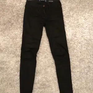 Tajta svarta jeans från hollister. W24 L26. Passar för en lite kortare person. Lågmidjade. Köpare står för frakt. Nypris 600kr. Sparsamt använda så i väldigt bra skick