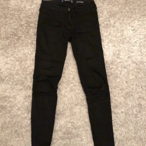 Svarta skinny jeans från hollister - Tajta svarta jeans från hollister. W24 L26. Passar för en lite kortare person. Lågmidjade. Köpare står för frakt. Nypris 600kr. Sparsamt använda så i väldigt bra skick