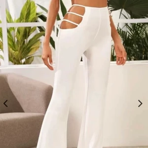 Cut-out pants - Använda 1 gång köparen står för frakt!🖤