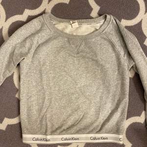 En stilren och fin tröja från Calvin Klein. Den är från deras sleepwear kollektion men jag har använt den som en vanlig vardagströja. Fick den i julklapp 2018 men har bara använt den 2 gånger för att den bara inte kommer till användning. Köpt för 999kr och är i väldigt bra skick! ☺️😇