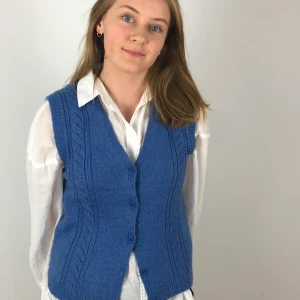 fin handstickad väst - blå vintage handstickad väst💙 skick: 9/10. passar strl xs-s.