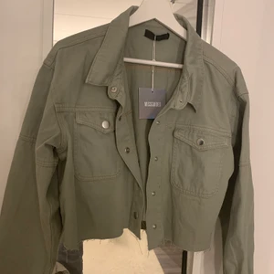 Jeansjacka grön - Superfin oanvänd jeansjacka från missguided med prislapp kvar. Storlek 42 men passar mer 38, den är kort och kroppad.