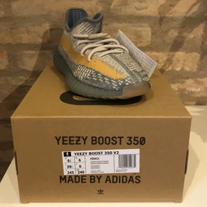 Yeezy  - Säljer ett par yeezy israfil för ett retailpris i storlek 39 1/3! De är aldrig använda! För frågor så skriv gärna ett meddelande! 