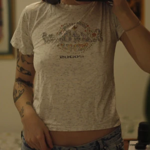 Rodos - Vit t-shirt med tryck