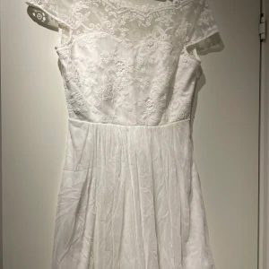 Vit spetsklänning - Så fin vit spetsklänning i väldigt bra kvalité. Går lite ovanför knäna. Passar perfekt till avslutning/student osv. Frakt 50kr