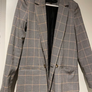 Grårutig kavaj  - En kavaj som inte är oversized, sitter fint och har otroligt bra kvalitét. Använd fåtal gånger. Nypris 600kr Frakt 50kr 