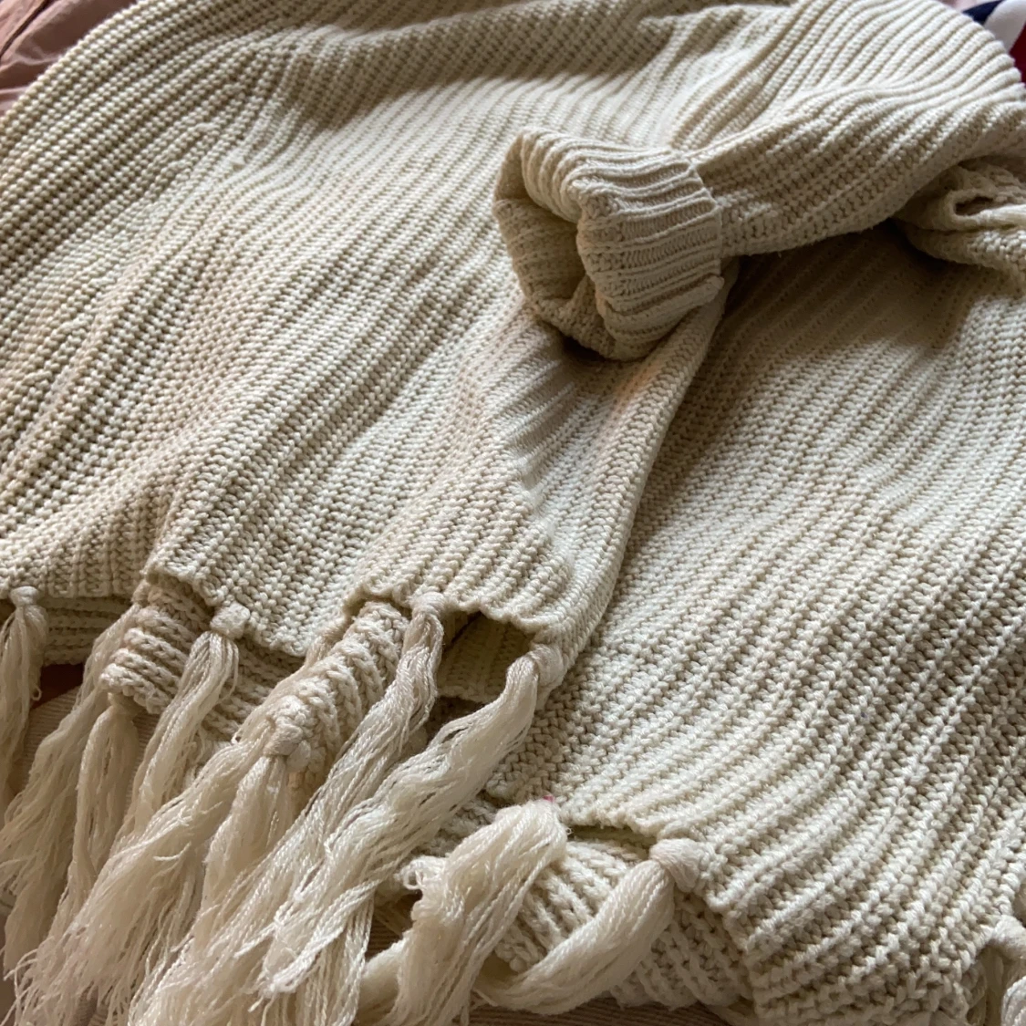 Stickad Poncho med Tofsar  - 91