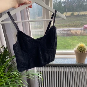 Svart topp - Svart topp från bikbok, säljer eftersom den blivit för liten. Det ena bandet är lite trasigt men det är inget som märks. Fint skick annars. 