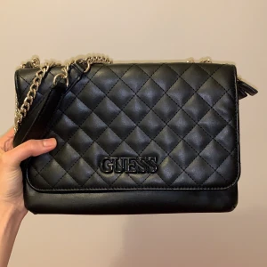 Guess väska  - Använd några gånger , bra skick , ordinarie pris: 900kr 