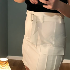 Kjol - Jättesnygg stretchig kjol i strl M. Vet inte helt hur jag ska förklara men den har en tendens att åka upp lite så den har använts mer på middagar än fest så att säga. Skärpet kan vara lite tricky så det medföljs en video på hur jag knyter🥰 Osäker på frakt