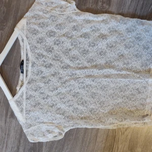 Blommig t-shirt - En löst sittande tröja med blommor på, fint över ett linne eller topp. Första bild är med ett vitt linne under. Köpare står för frakt ☺️