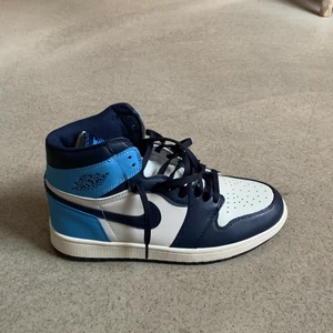 Air Jordan 1 Obsidians - Säljer mina Jordan 1’s Obsidians som är helt oanvända, endast testade! Buda i kommentarerna, börja från 2000kr. 